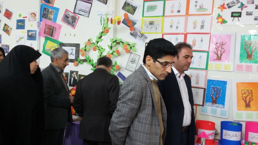 بازدید مسئولین اداره کل اموزش و پرورش استان از نمایشگاه پژوهش و فناوری