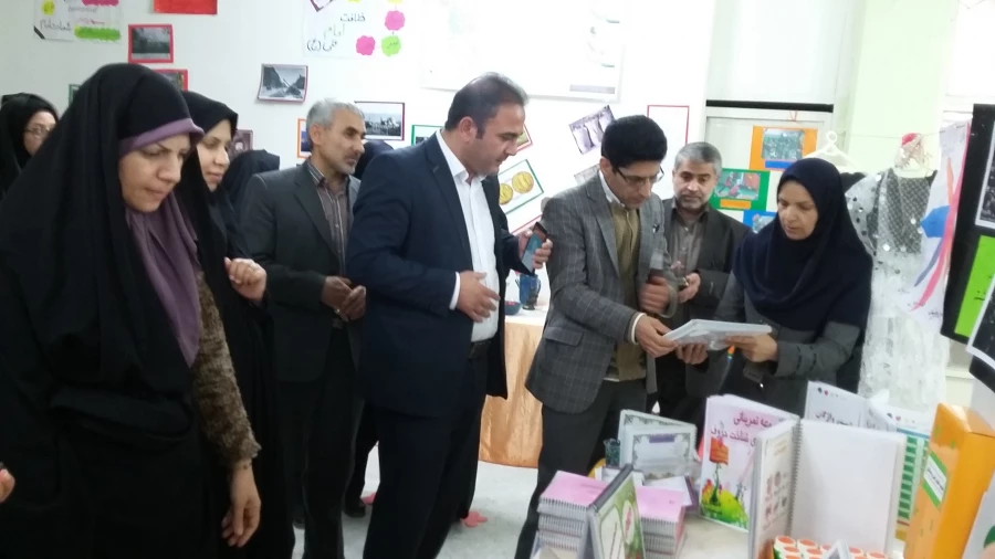 بازدید مسئولین اداره کل اموزش و پرورش استان از نمایشگاه پژوهش و فناوری