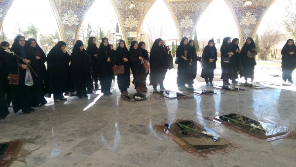 غبارروبی مزار شهدا به مناسبت ایام الله دهه فجر