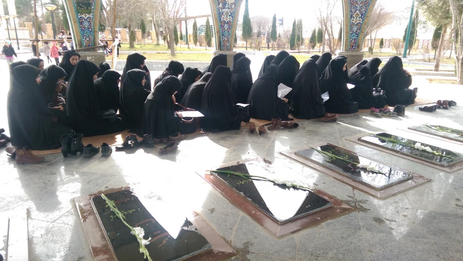 غبارروبی مزار شهدا به مناسبت ایام الله دهه فجر