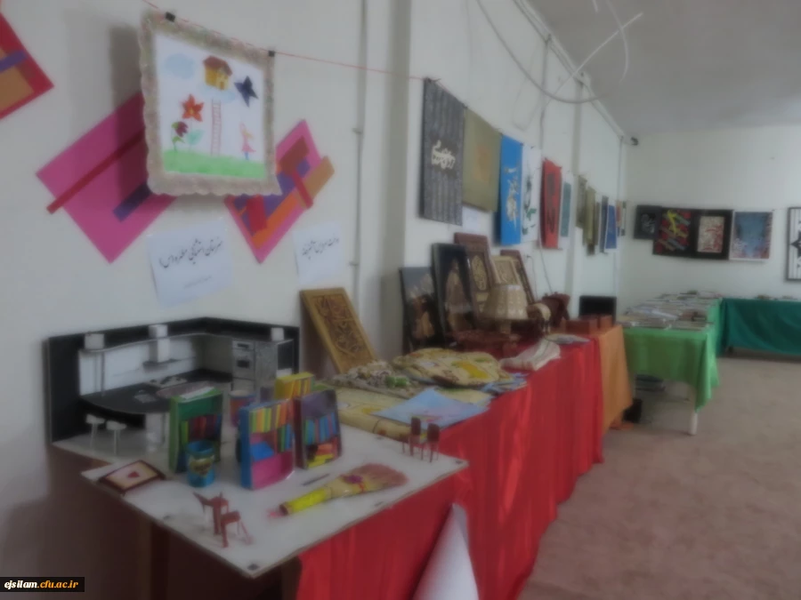 برگزاری نمایشگاه کتاب و دستاوردهای اساتید و دانشجویان به مناسبت هفته آموزش