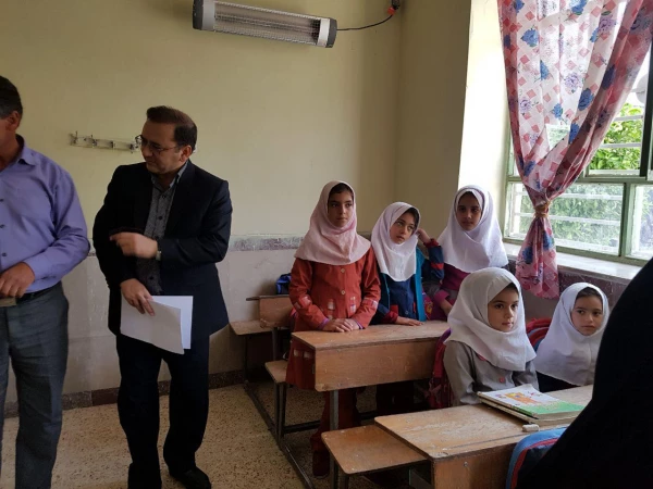 بازدید علمی دانشجویان از کلاس های چند پایه