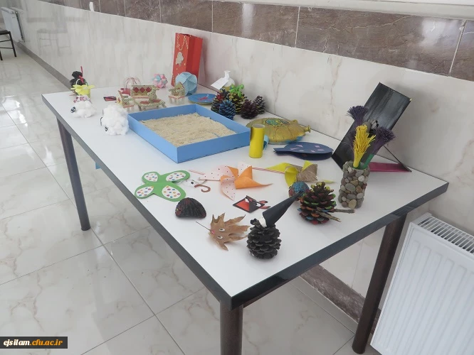 نمایشگاه دست سازه های دانشجو معلمان