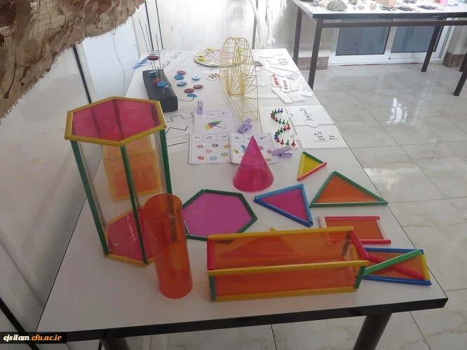 نمایشگاه دست سازه های دانشجو معلمان