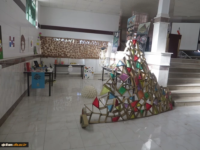 نمایشگاه دست سازه های دانشجو معلمان