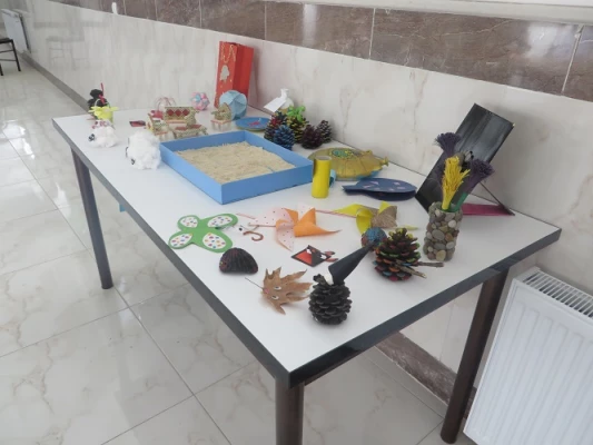 نمایشگاه دست سازه های دانشجو معلمان