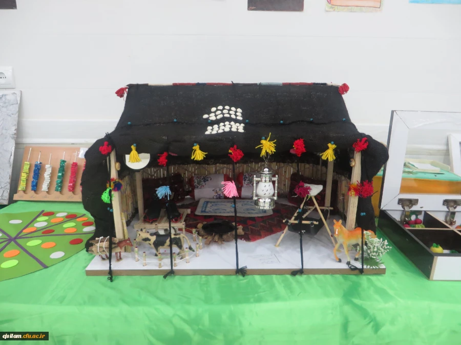 برپایی نمایشگاه دست سازه های نومعلمان ودانشجو معلمان