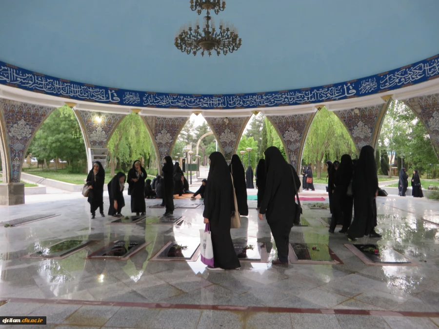 حضور دانشجومعلمان پردیس امام جعفر صادق (ع)بر سر مزار شهدای گمنام