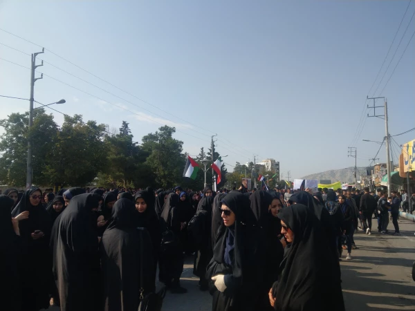 حضور  اساتید، کارکنان و دانشجو معلمان پردیس امام جعفر صادق(ع) در راهپیمایی ۱۳ آبان 