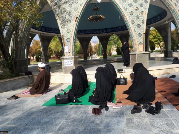 برگزاری نماز جماعت در مزار شهدا و سخنرانی به مناسبت بزرگداشت هفته قرآنی در پردیس امام جعفر صادق(ع)