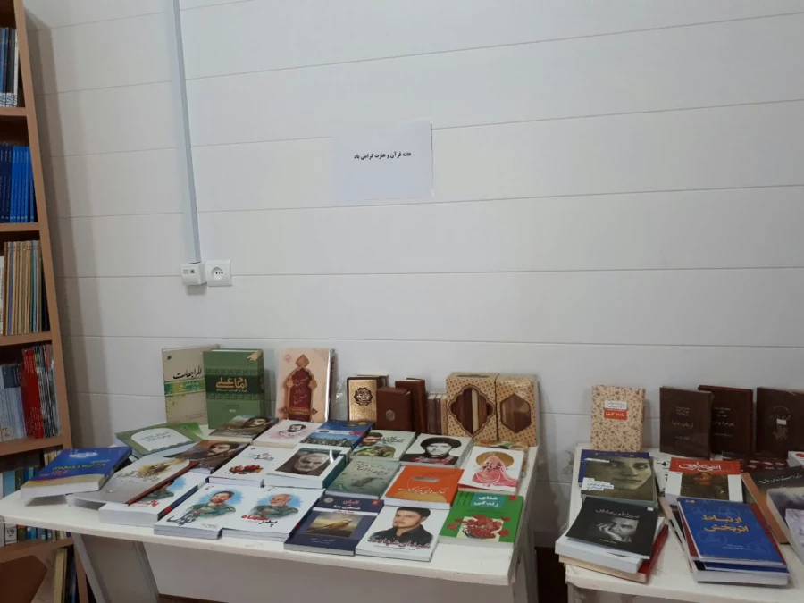 نمایشگاه کتاب قرآنی به مناسبت هفته ی قرآن و عترت در پردیس امام جعفر صادق(ع) برپا شد