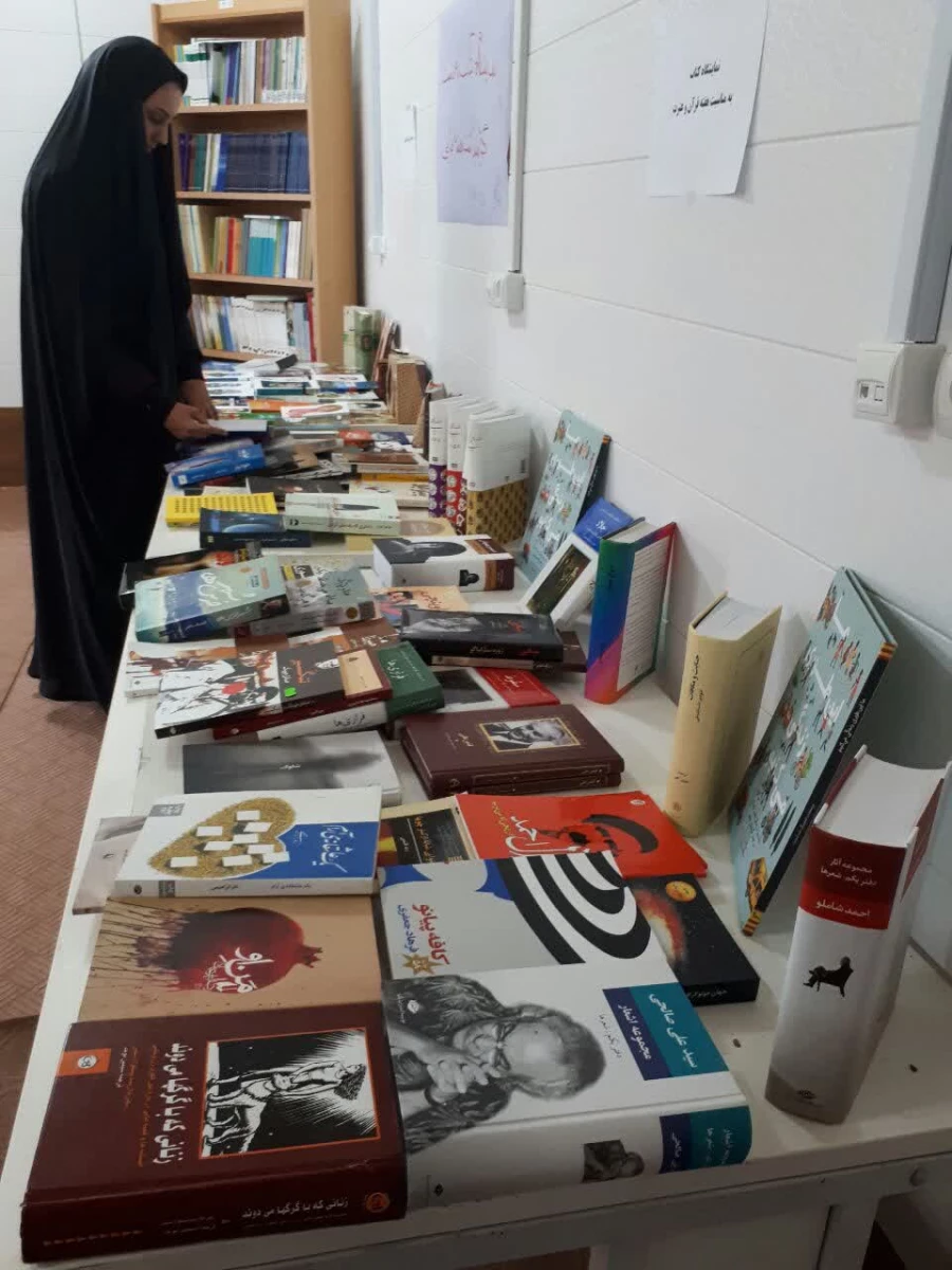 نمایشگاه کتاب قرآنی به مناسبت هفته ی قرآن و عترت در پردیس امام جعفر صادق(ع) برپا شد