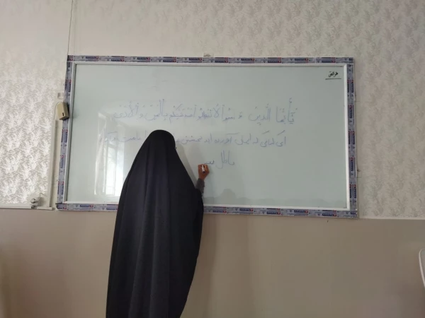شروع کلاسهای درس در پردیس امام جعفر صادق (ع) ، در هفته قرآن و عترت در دانشگاهها با نوشتن و تلاوت آیه های قرآن کریم توسط دانشجویان 2