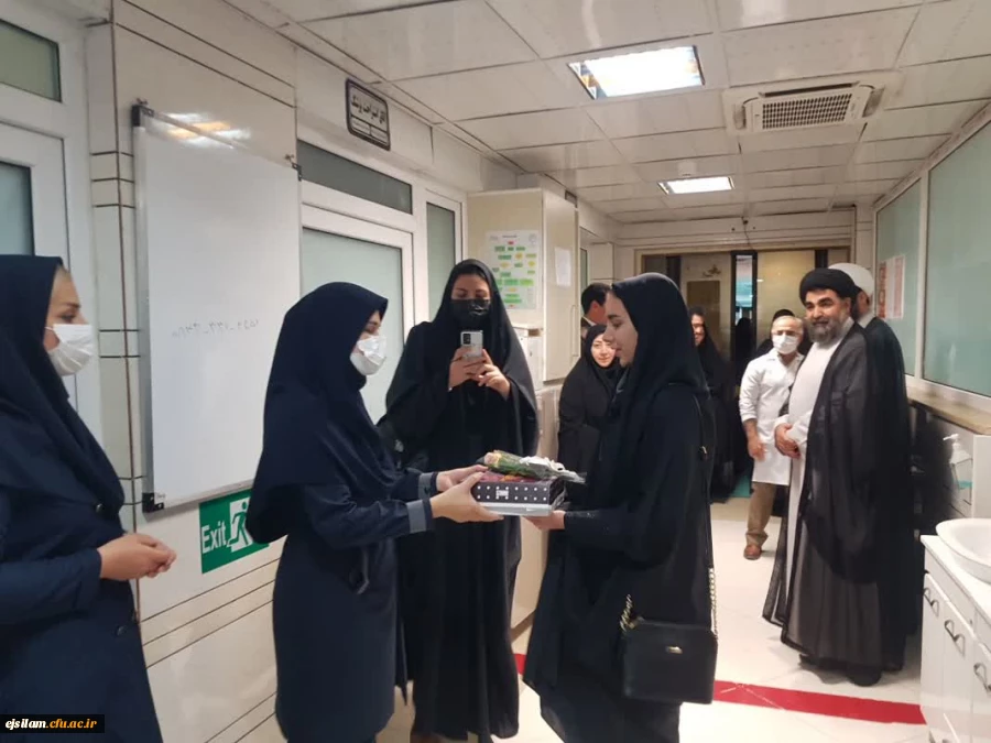 تجلیل از پرستاران بیمارستان طالقانی با اهدا گل و شیرینی توسط دانشجو معلمان پردیس امام جعفر صادق(ع) به مناسبت روز پرستار 2