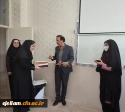 اهدای گل و شیرینی به اساتید و دانشجویان پردیس امام جعفر صادق(ع) توسط ریاست و کارکنان پردیس به مناسبت  بزرگداشت روز معلم 2