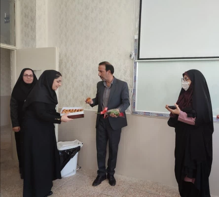 اهدای گل و شیرینی به اساتید و دانشجویان پردیس امام جعفر صادق(ع) توسط ریاست و کارکنان پردیس به مناسبت  بزرگداشت روز معلم 2