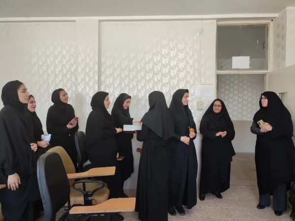 اهدای گل و شیرینی به اساتید و دانشجویان پردیس امام جعفر صادق(ع) توسط ریاست و کارکنان پردیس به مناسبت  بزرگداشت روز معلم 2