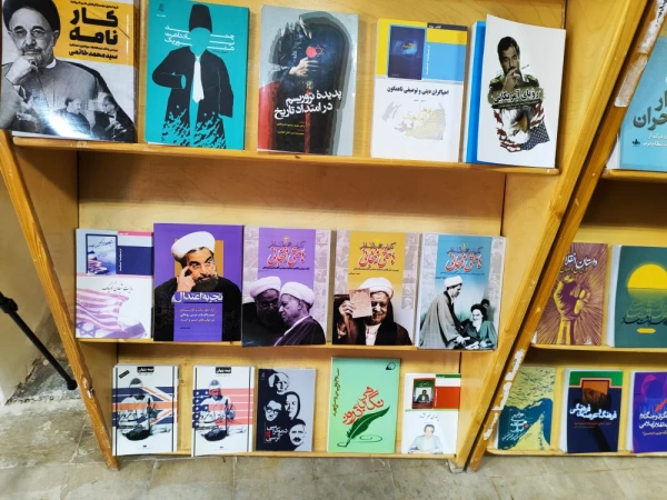 بازدید دانشجویان پردیس امام جعفر صادق (ع) از نمایشگاه کتاب تاریخ معاصر ایران 2