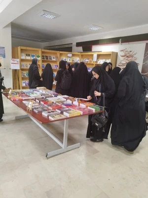 بازدید دانشجویان پردیس امام جعفر صادق (ع) از نمایشگاه کتاب تاریخ معاصر ایران 2