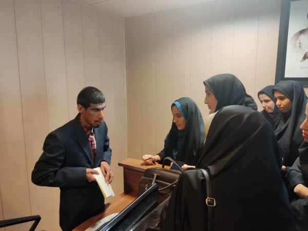 بازدید دانشجویان پردیس امام جعفر صادق (ع) از کتابخانه مرکزی 2