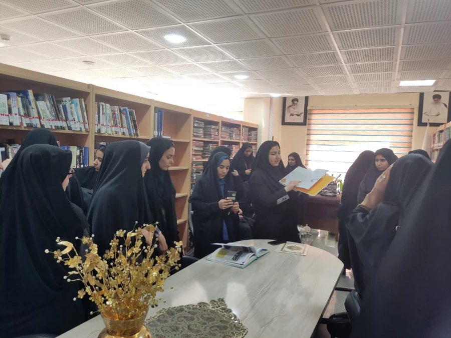 بازدید دانشجویان پردیس امام جعفر صادق (ع) از کتابخانه مرکزی 2
