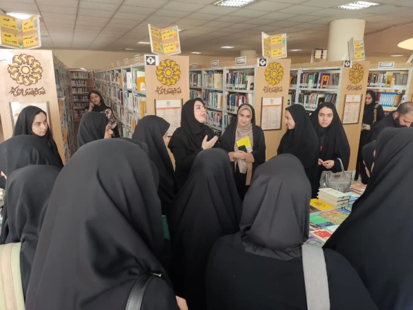بازدید دانشجویان پردیس امام جعفر صادق (ع) از کتابخانه مرکزی 2