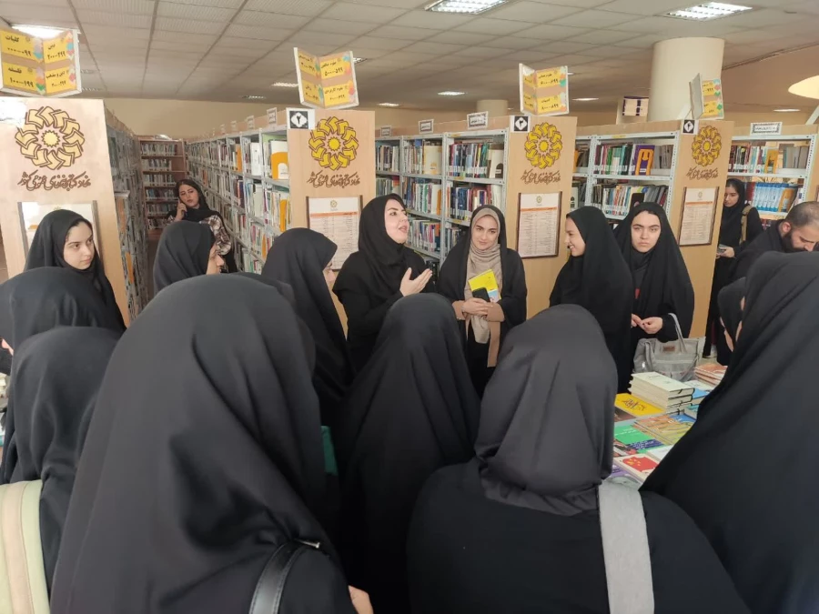 بازدید دانشجویان پردیس امام جعفر صادق (ع) از کتابخانه مرکزی 2