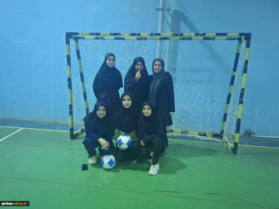 به همت واحد تربیت بدنی پردیس امام جعفر صادق(ع)به مناسبت گرامیداشت هفته سراها مسابقات دارت،شوت فوتسال،اسکات استقامتی در سالن ورزشی خوابگاه  دربین دانشجومعلمان خوابگاهی برگزار گردید.در پایان به نفرات اول حکم و لوح ورزشی تقدیم گردید.
 2