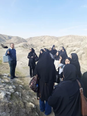 برگزاری بازدید علمی دانشجومعلمان رشته آموزش علوم اجتماعی از موزه باستان شناسی و آثار باستانی شهرستان دره شهر به مناسبت بزرگداشت روز علوم اجتماعی 4