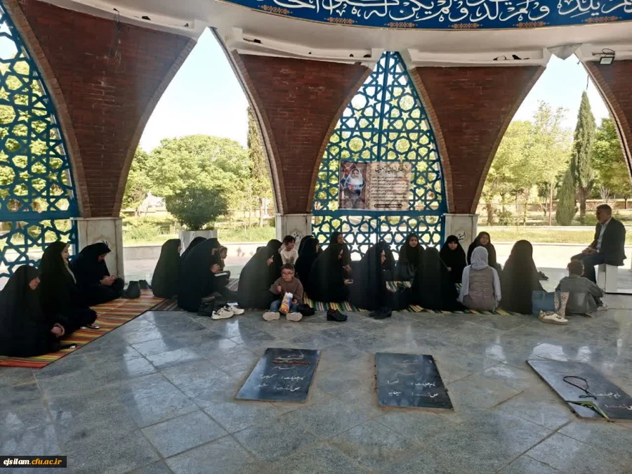 به مناسبت گرامی داشت شهدای دانشجومعلم ،مراسم غبارروبی و عطرافشانی مزار شهید حمید زرگوش برگزار شد 3